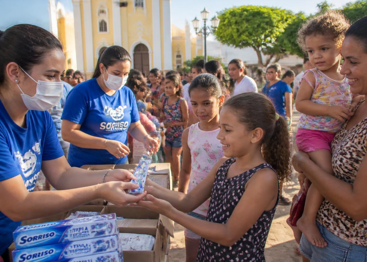 Foto da matéria: Entrega de kits de higiene bucal beneficia famílias em praça de Parauapebas