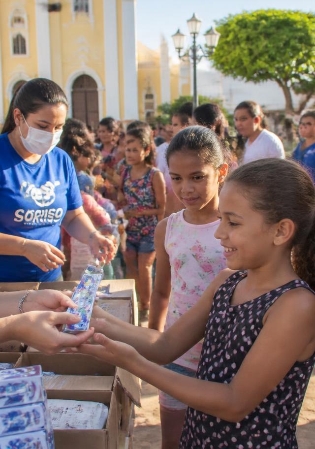 Foto da matéria: Entrega de kits de higiene bucal beneficia famílias em praça de Parauapebas